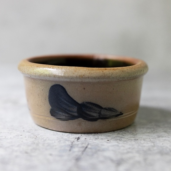 Vintage 1990s Rowe Pottery Works shallow crock blue leaves 4.25" x 2" - Picture 1 of 6